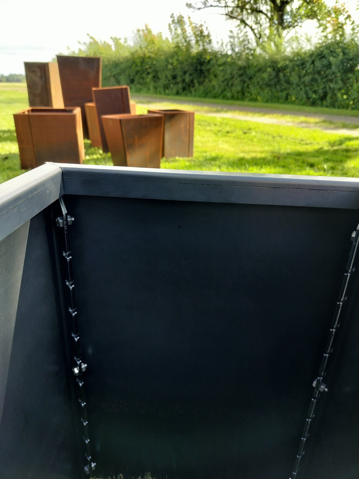 Corten blomlåda fästen